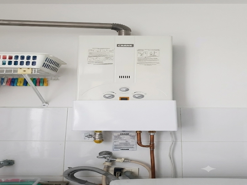 Instalación de calentador de agua a gas en zona de servicios