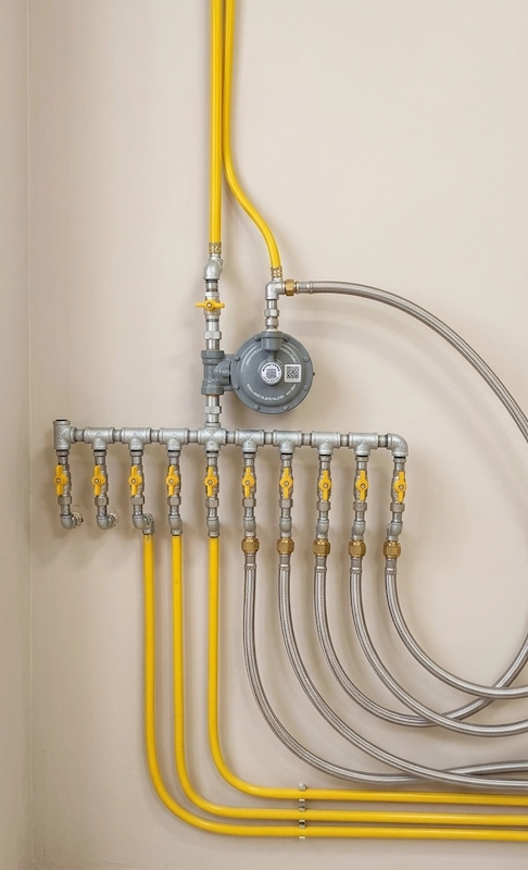 Cambio de tuberías de gas con tramos nuevos y válvulas
